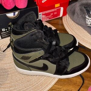 Nike High-Top Sneakers in Green and Black